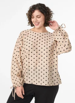 Bluse mit Punkten und Bindedetails