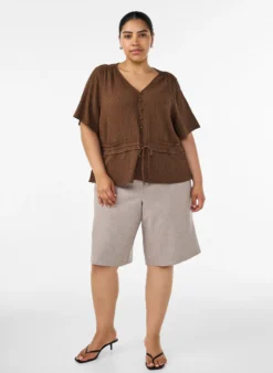 Bluse mit Struktur und Taillenbindung