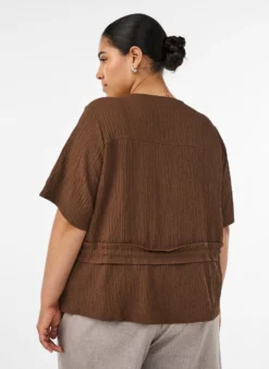 Bluse mit Struktur und Taillenbindung