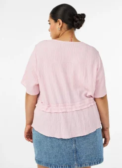 Bluse mit Struktur und Taillenbindung