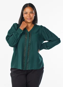 Bluse mit V-Ausschnitt und bestickten Bändern