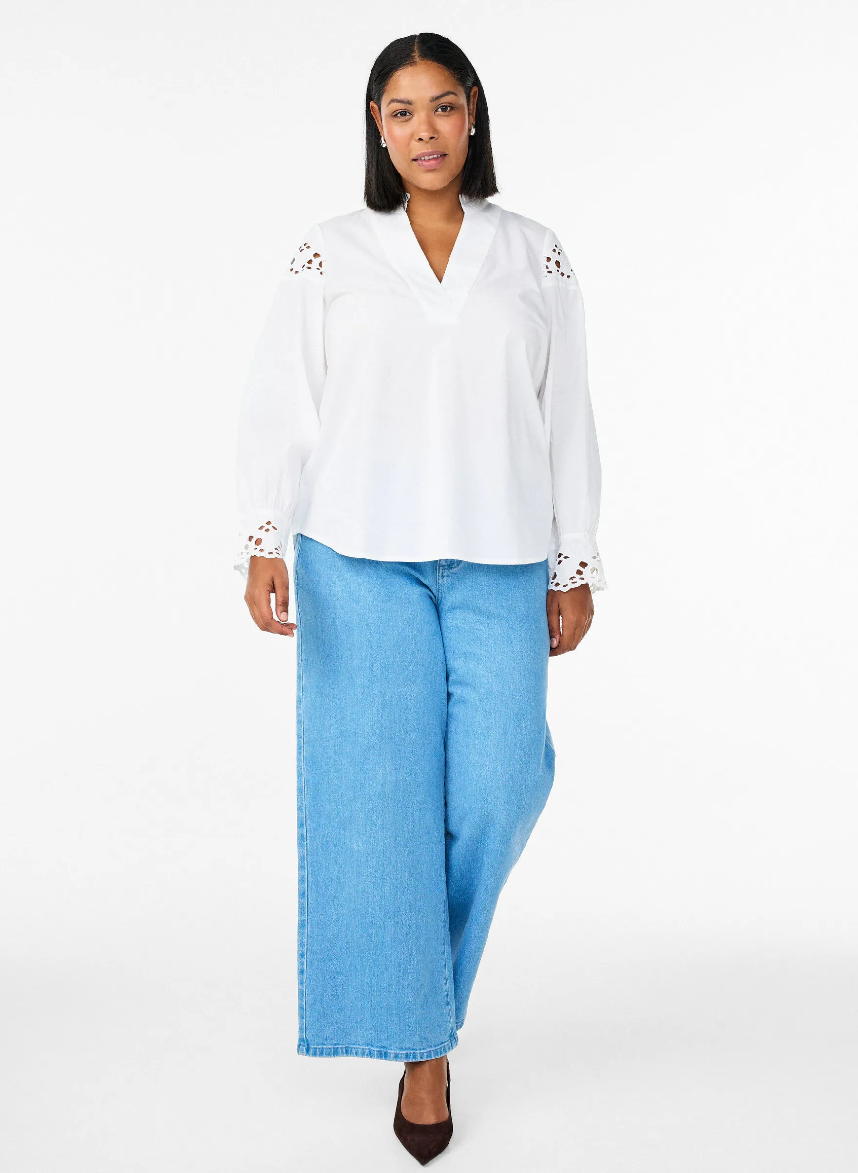 Bluse mit V-Ausschnitt und Broderie-Anglaise-Details