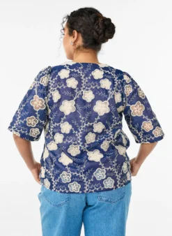Bluse mit V-Ausschnitt und gesticktem Muster