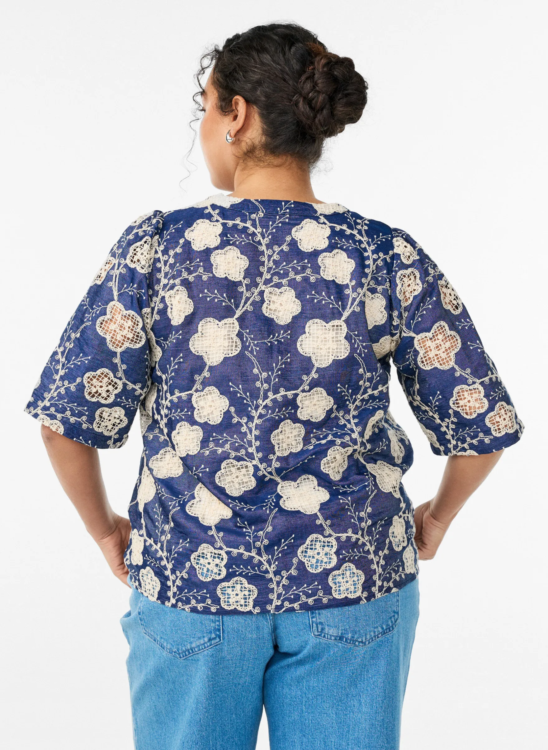 Bluse mit V-Ausschnitt und gesticktem Muster