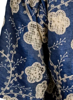Bluse mit V-Ausschnitt und gesticktem Muster