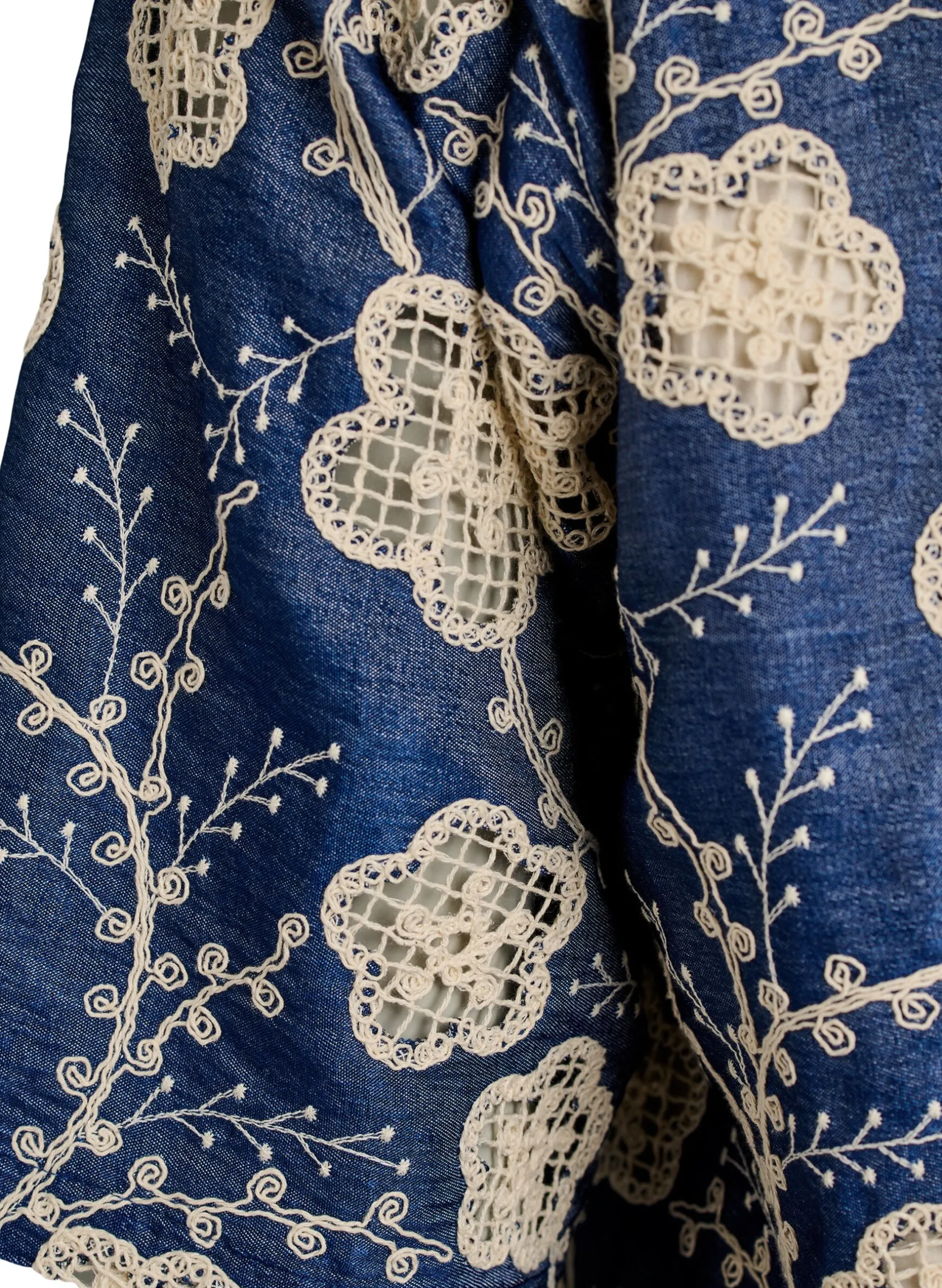 Bluse mit V-Ausschnitt und gesticktem Muster