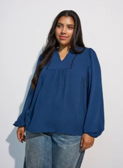 Bluse mit V-Ausschnitt und Häkelband
