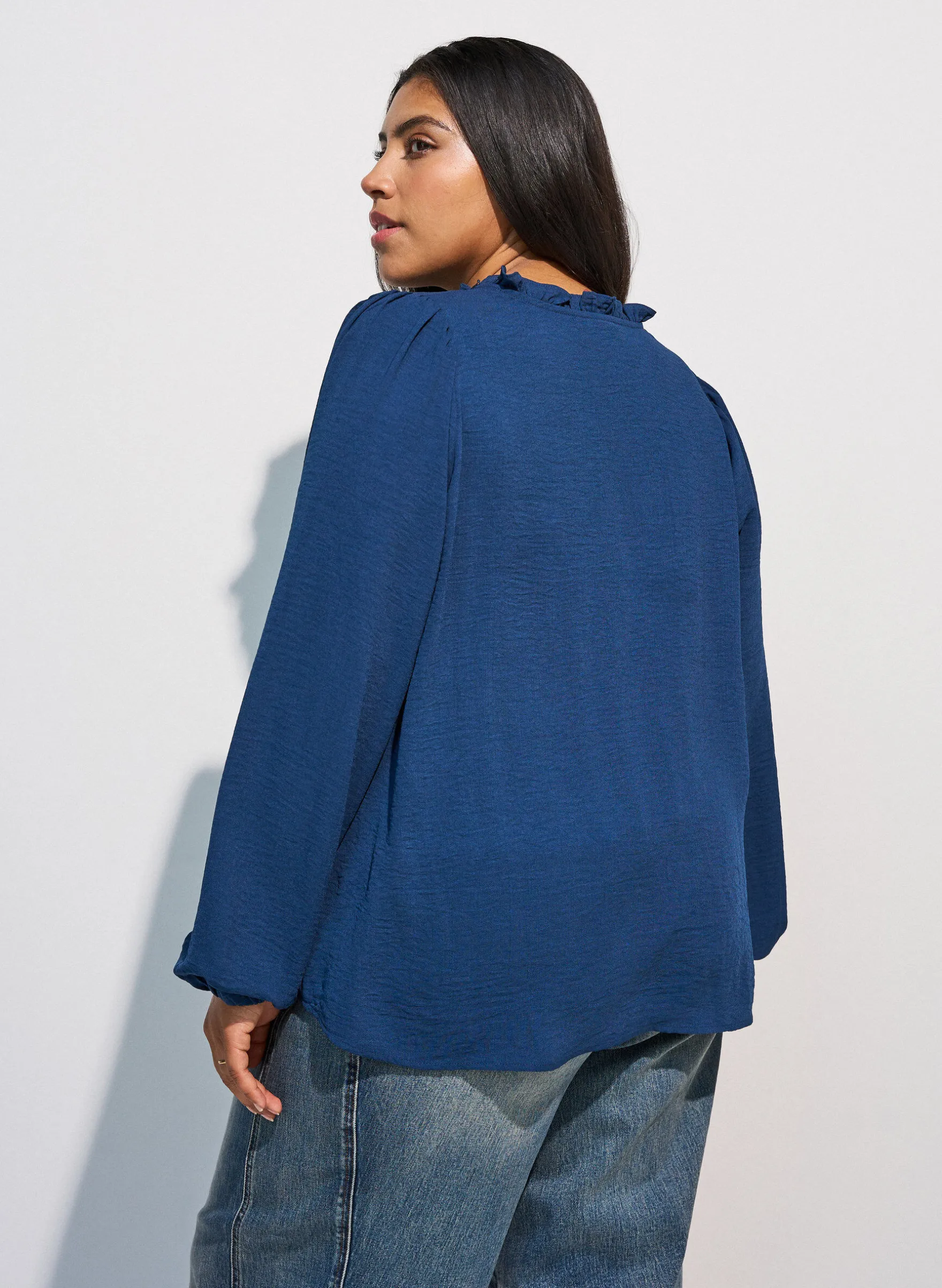 Bluse mit V-Ausschnitt und Häkelband