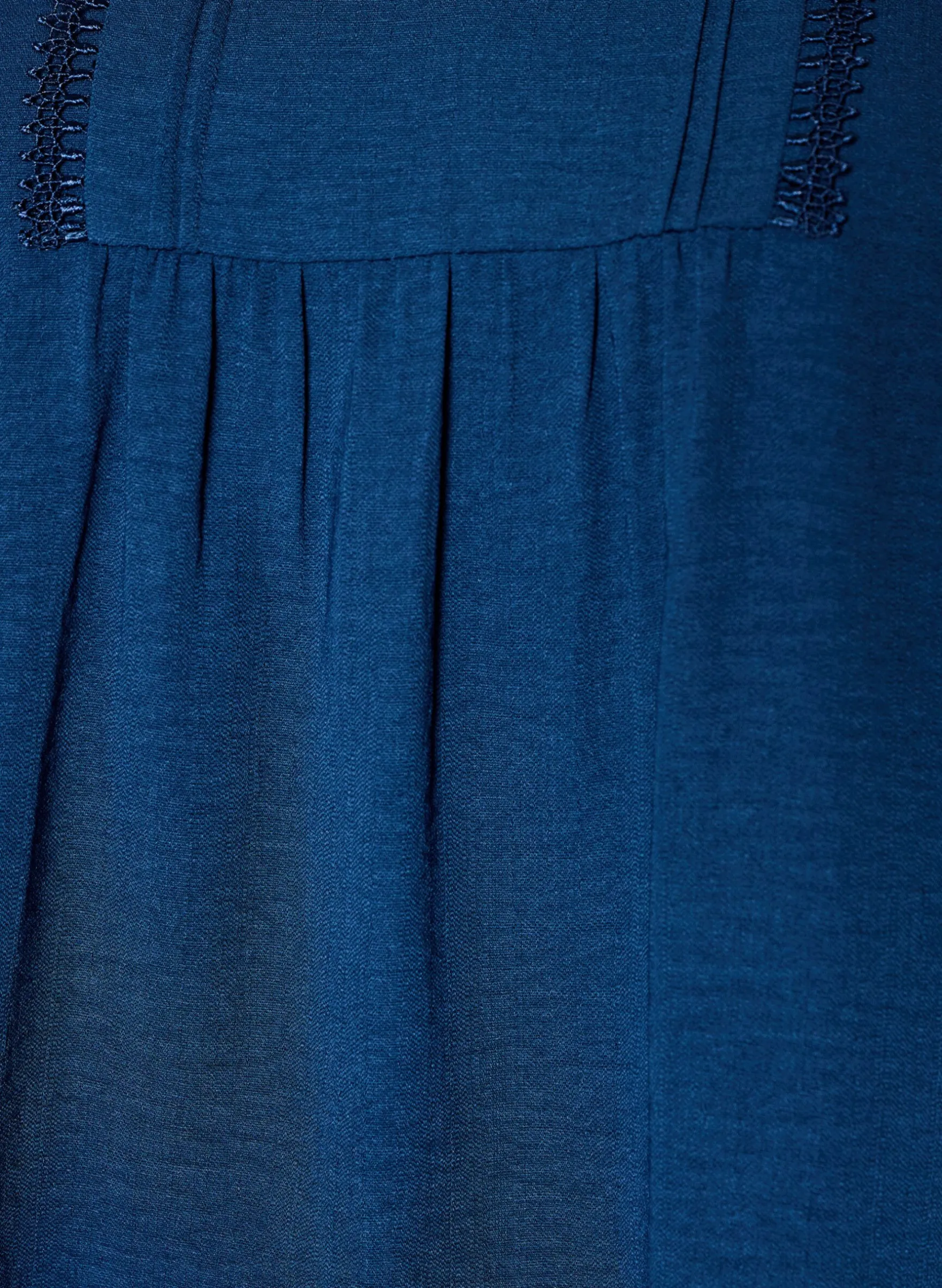 Bluse mit V-Ausschnitt und Häkelband