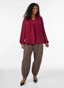 Bluse mit V-Ausschnitt und Häkelband