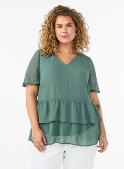 Bluse mit V-Ausschnitt und Rüschen