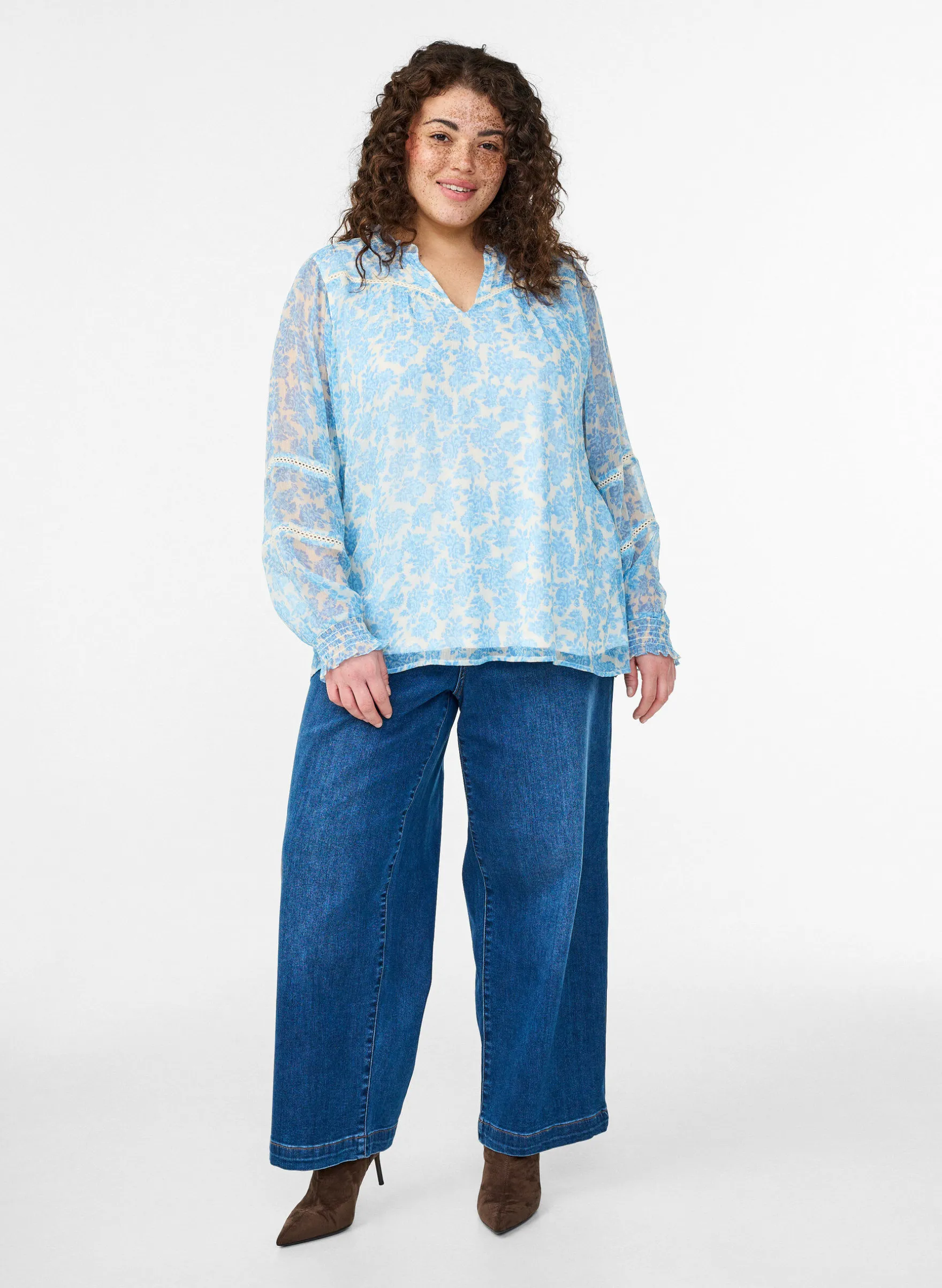 Chiffonbluse mit Blumenprint und Häkelborte