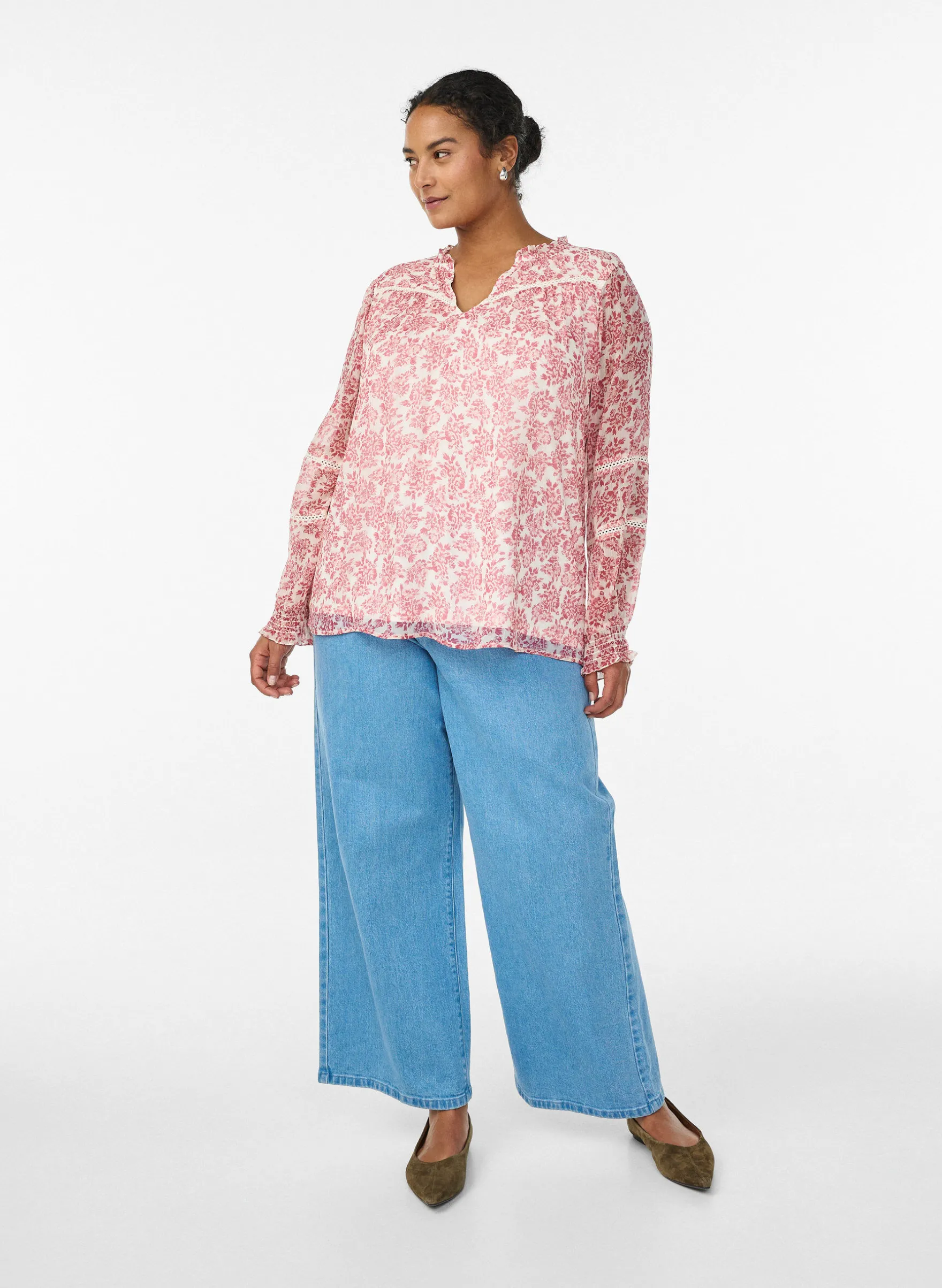 Chiffonbluse mit Blumenprint und Häkelborte