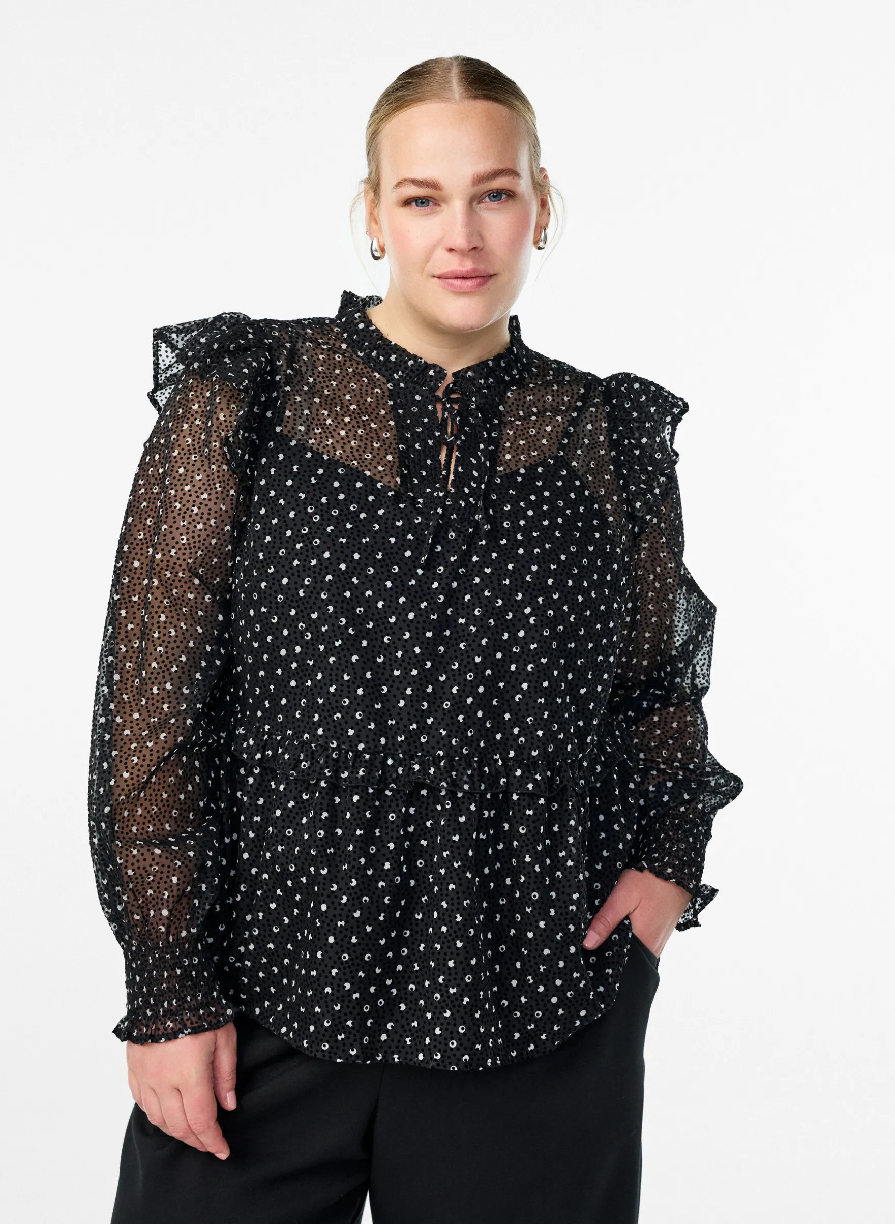 Chiffonbluse mit Rüschendetails und kleinen Punkten