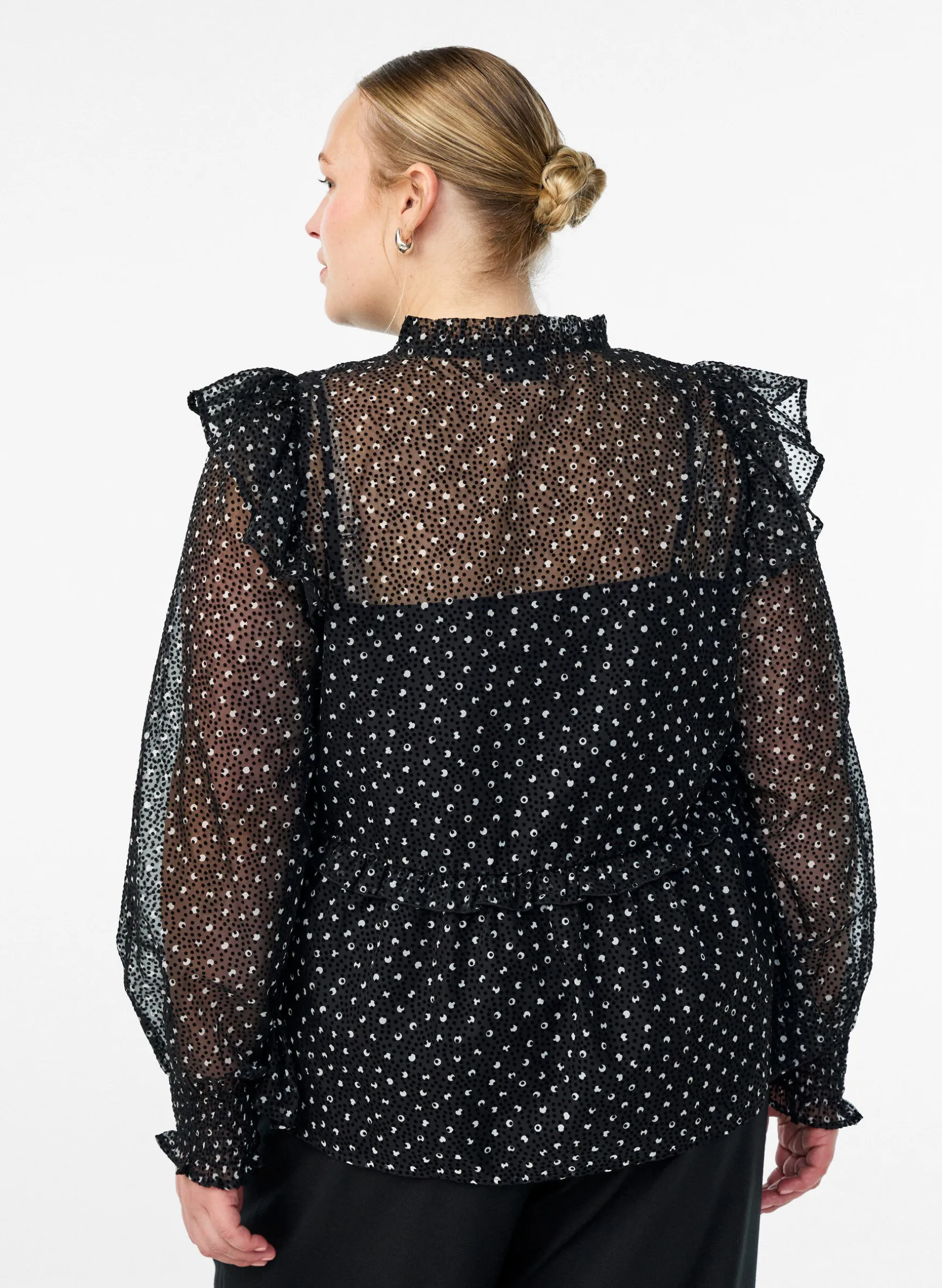 Chiffonbluse mit Rüschendetails und kleinen Punkten