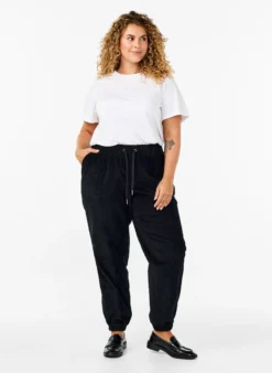 Cordhose mit elastischem Bund.