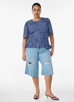 Cropped Jeans mit abgenutzter Optik und offenen Kanten