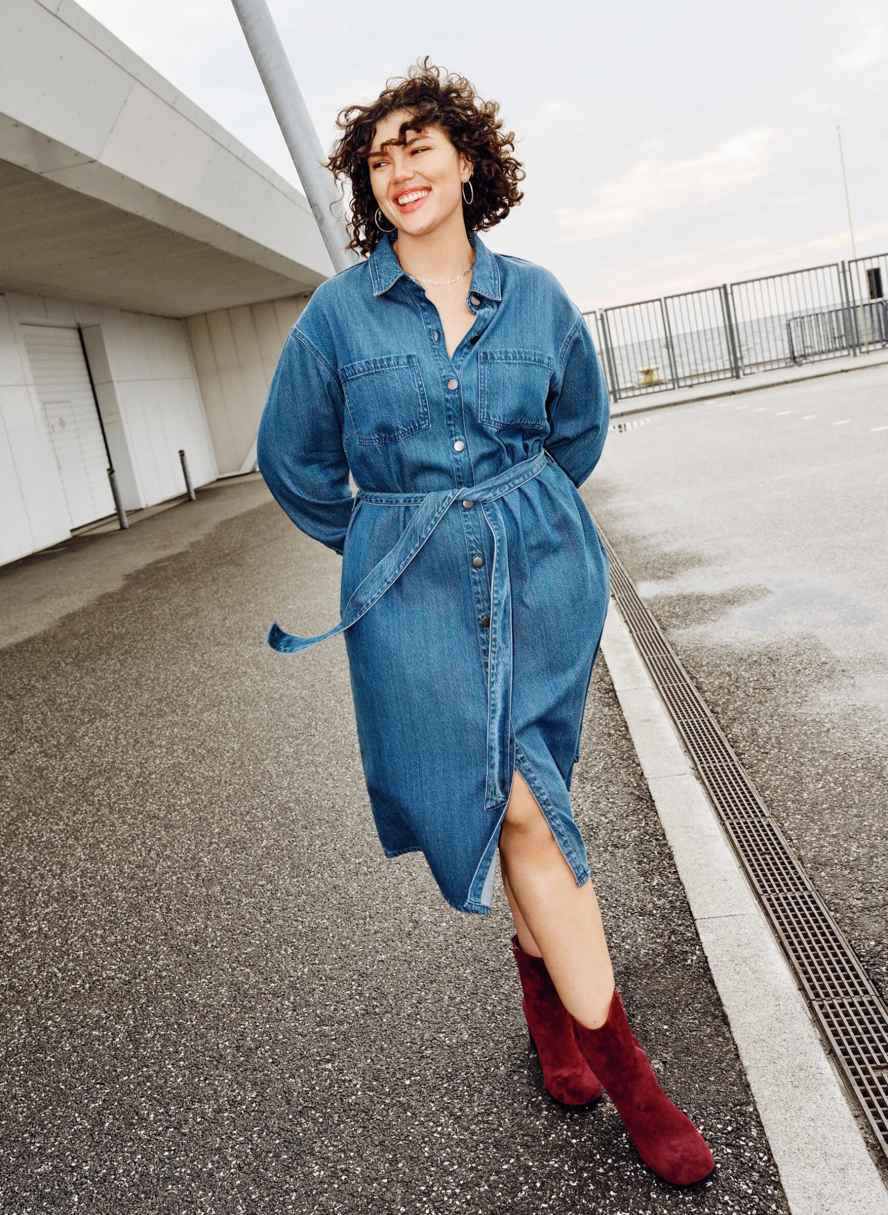 Denim-Hemdkleid mit Bindegürtel und Seitentaschen