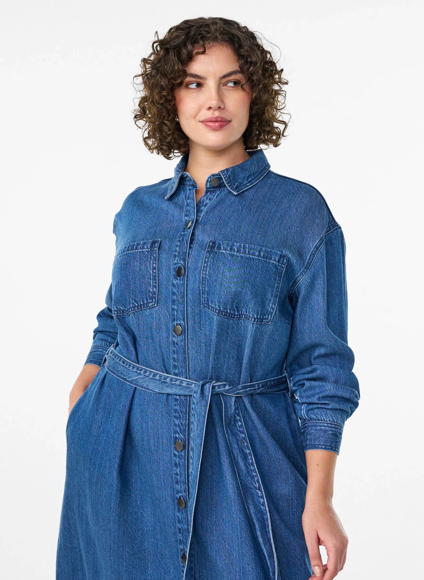 Denim-Hemdkleid mit Bindegürtel und Seitentaschen