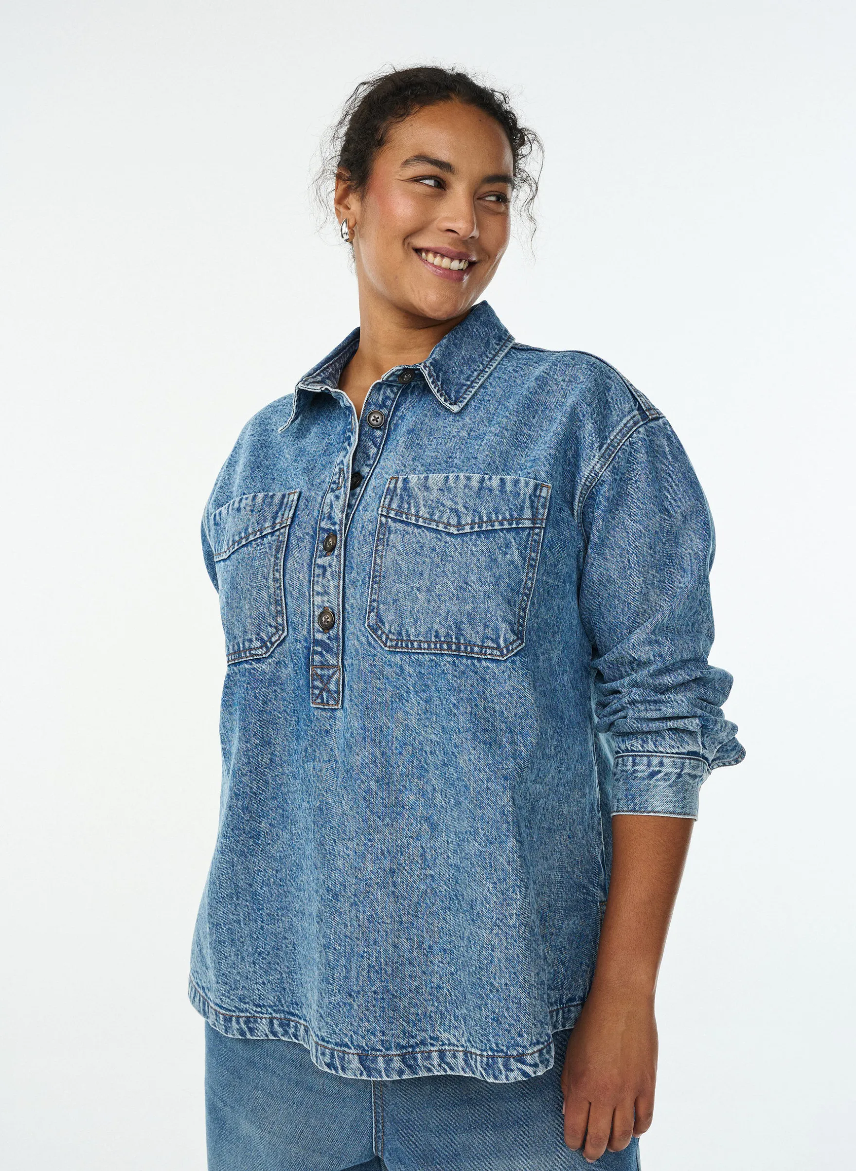 Denim-Hemd mit halber Knopfleiste und Brusttaschen