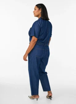 Denim-Jumpsuit mit kurzen Ärmeln und Bindegürtel