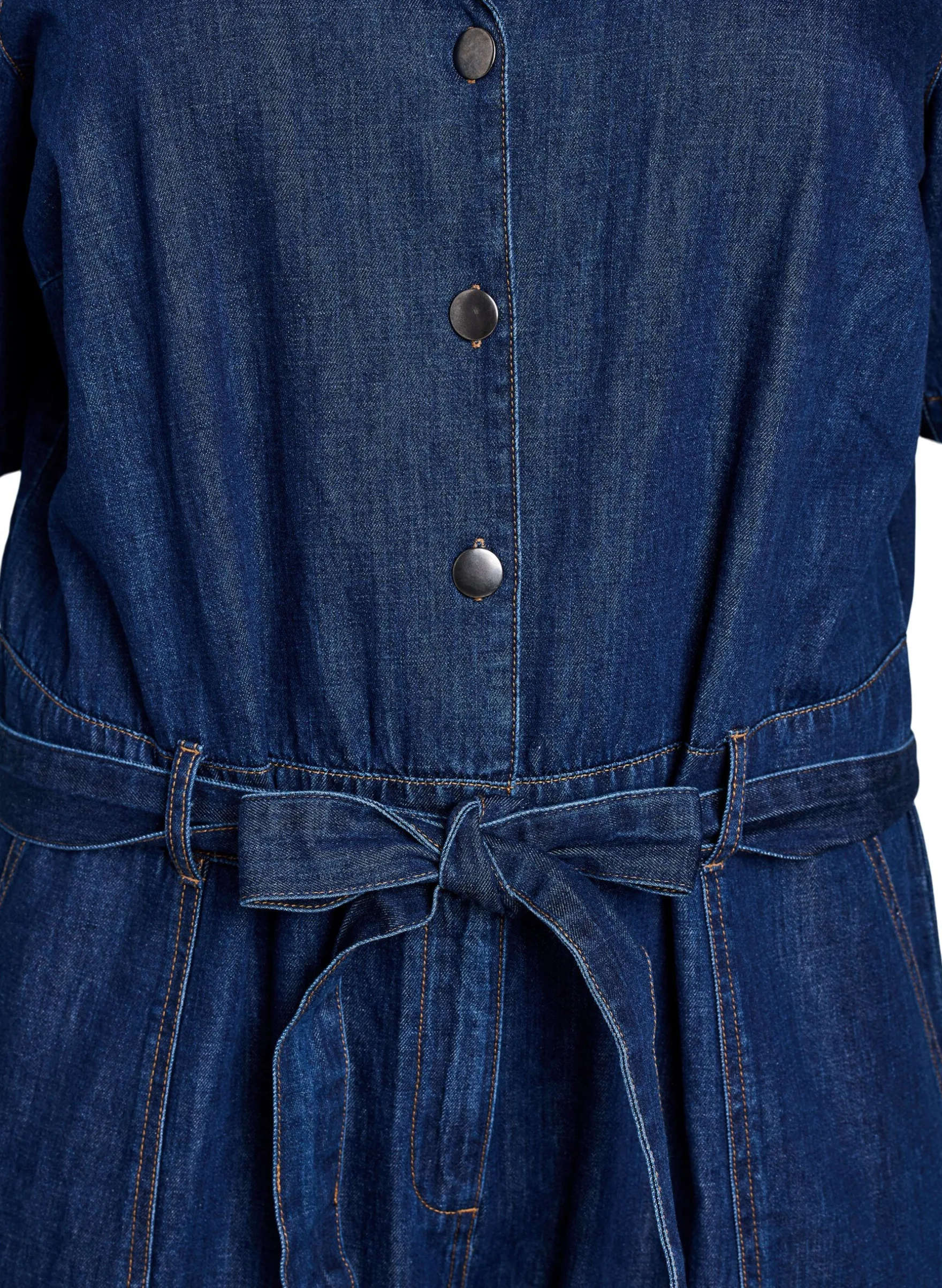 Denim-Jumpsuit mit kurzen Ärmeln und Bindegürtel