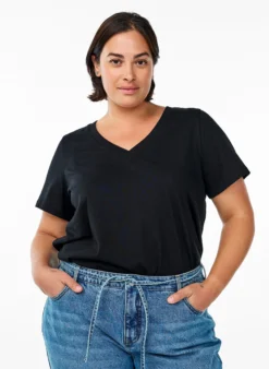 Einfaches T-Shirt aus Baumwolle mit V-Ausschnitt.