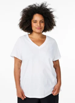 Einfaches T-Shirt aus Baumwolle mit V-Ausschnitt.