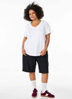 Einfaches T-Shirt aus Baumwolle mit V-Ausschnitt.