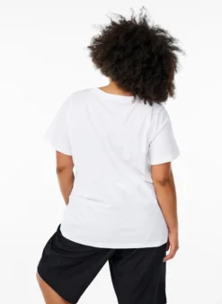 Einfaches T-Shirt aus Baumwolle mit V-Ausschnitt.