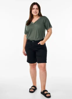Eng anliegende Jeansshorts mit hoher Taille