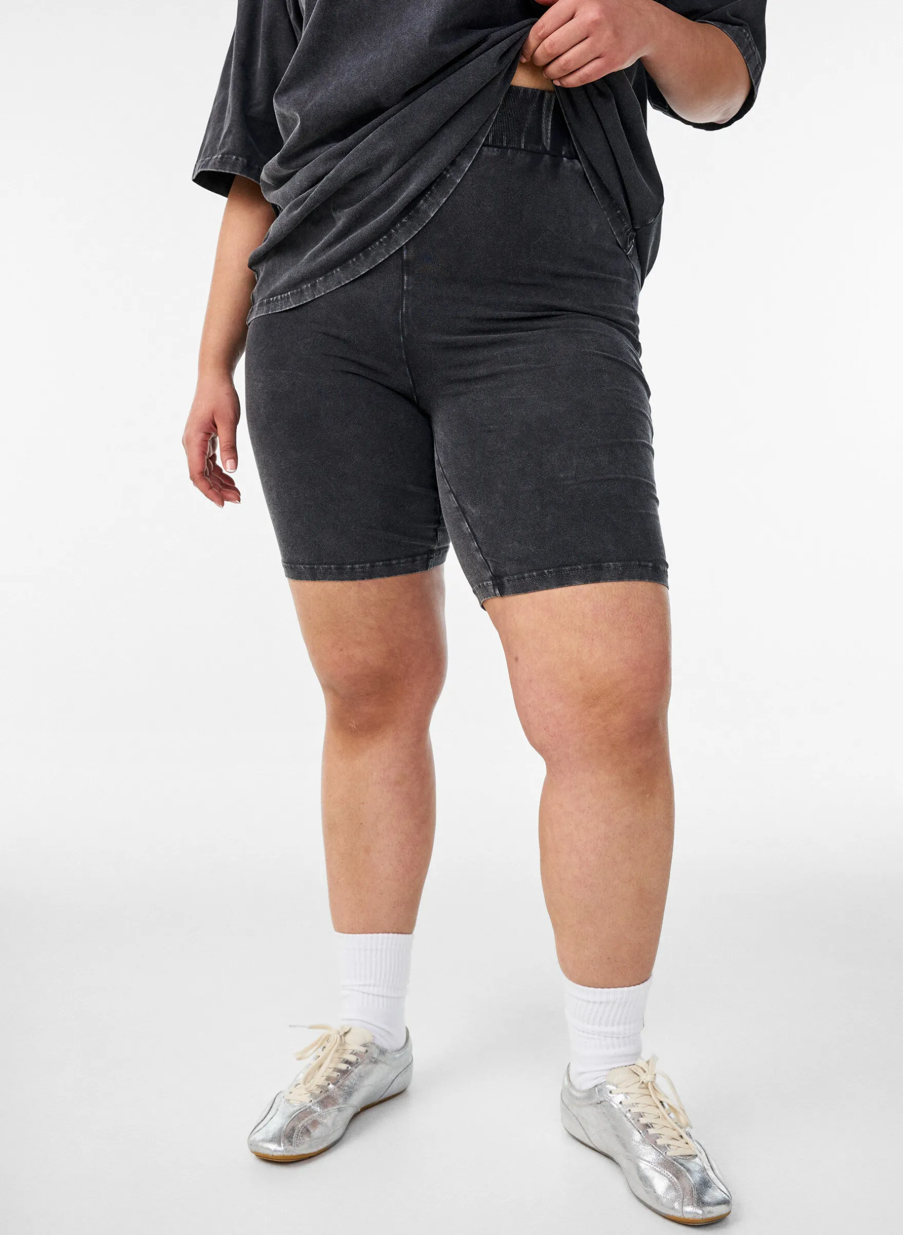 Eng anliegende Shorts aus Jersey in Washed-Optik