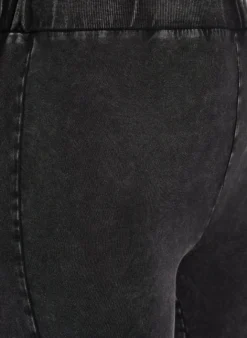 Eng anliegende Shorts aus Jersey in Washed-Optik