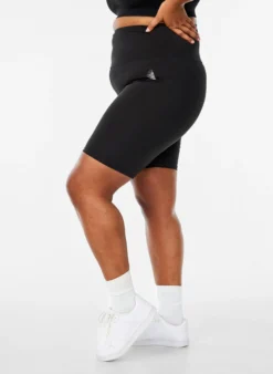 Eng anliegende Trainingsshorts