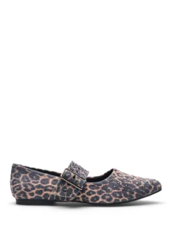 Extra Weite - Ballerina mit Leo-Print, Schnalle und Nieten