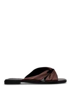 Extra Weite - Flache Sandalen mit gekreuzten Satinriemen