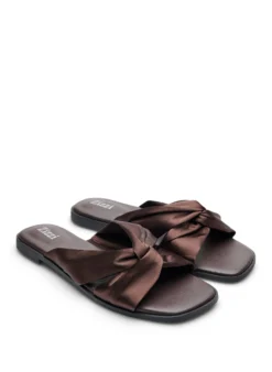 Extra Weite - Flache Sandalen mit gekreuzten Satinriemen