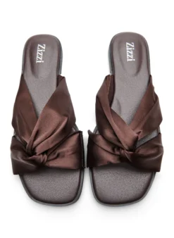 Extra Weite - Flache Sandalen mit gekreuzten Satinriemen