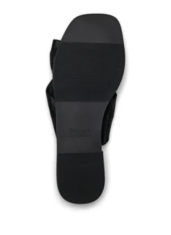 Extra Weite - Flache Sandalen mit gekreuzten Satinriemen