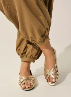 Extra Weite - Goldfarbene Ballerina mit gekreuzten Riemchen