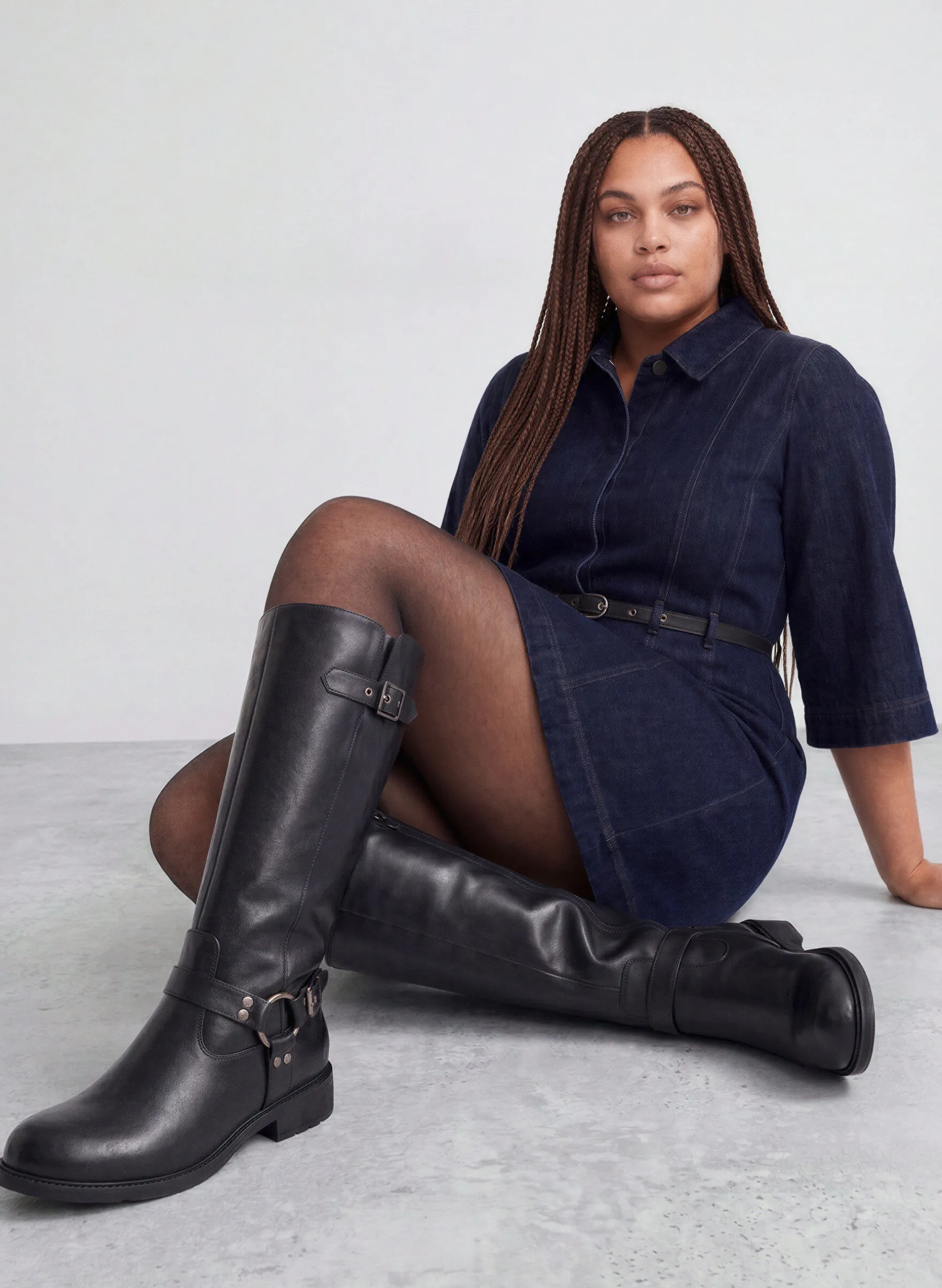 Extra Weite - Hoher Stiefel aus Leder mit Zierschnallen