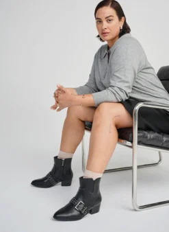 Extra Weite - Knöchelstiefel aus Leder mit Riemen und Nieten