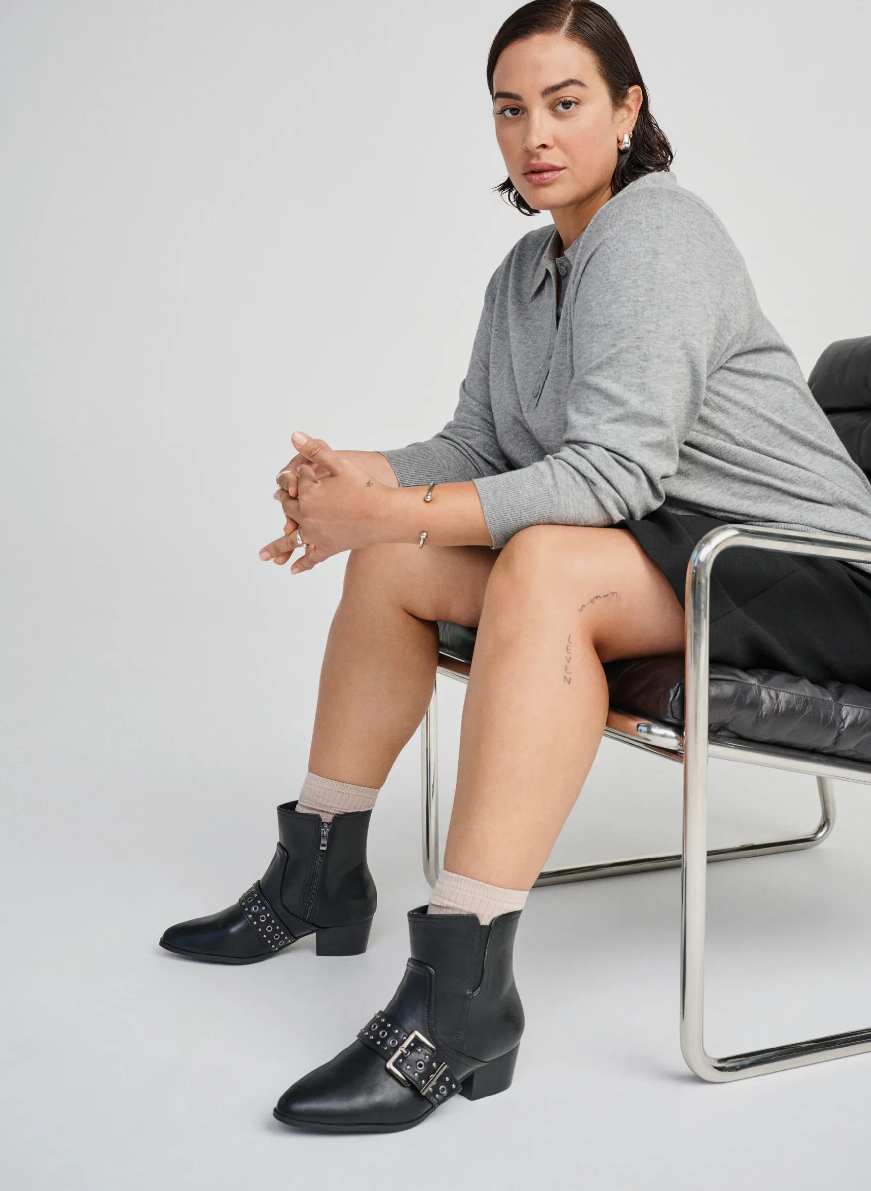 Extra Weite - Knöchelstiefel aus Leder mit Riemen und Nieten