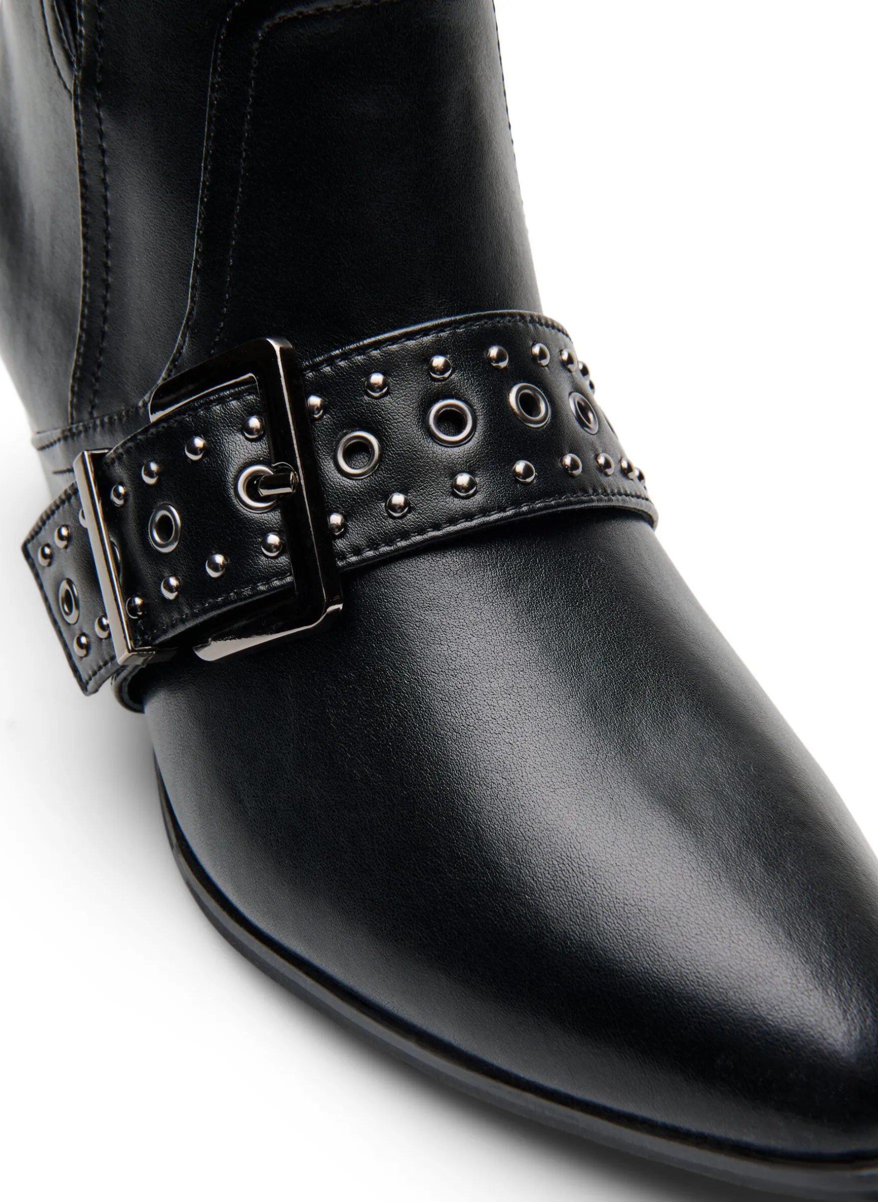 Extra Weite - Knöchelstiefel aus Leder mit Riemen und Nieten