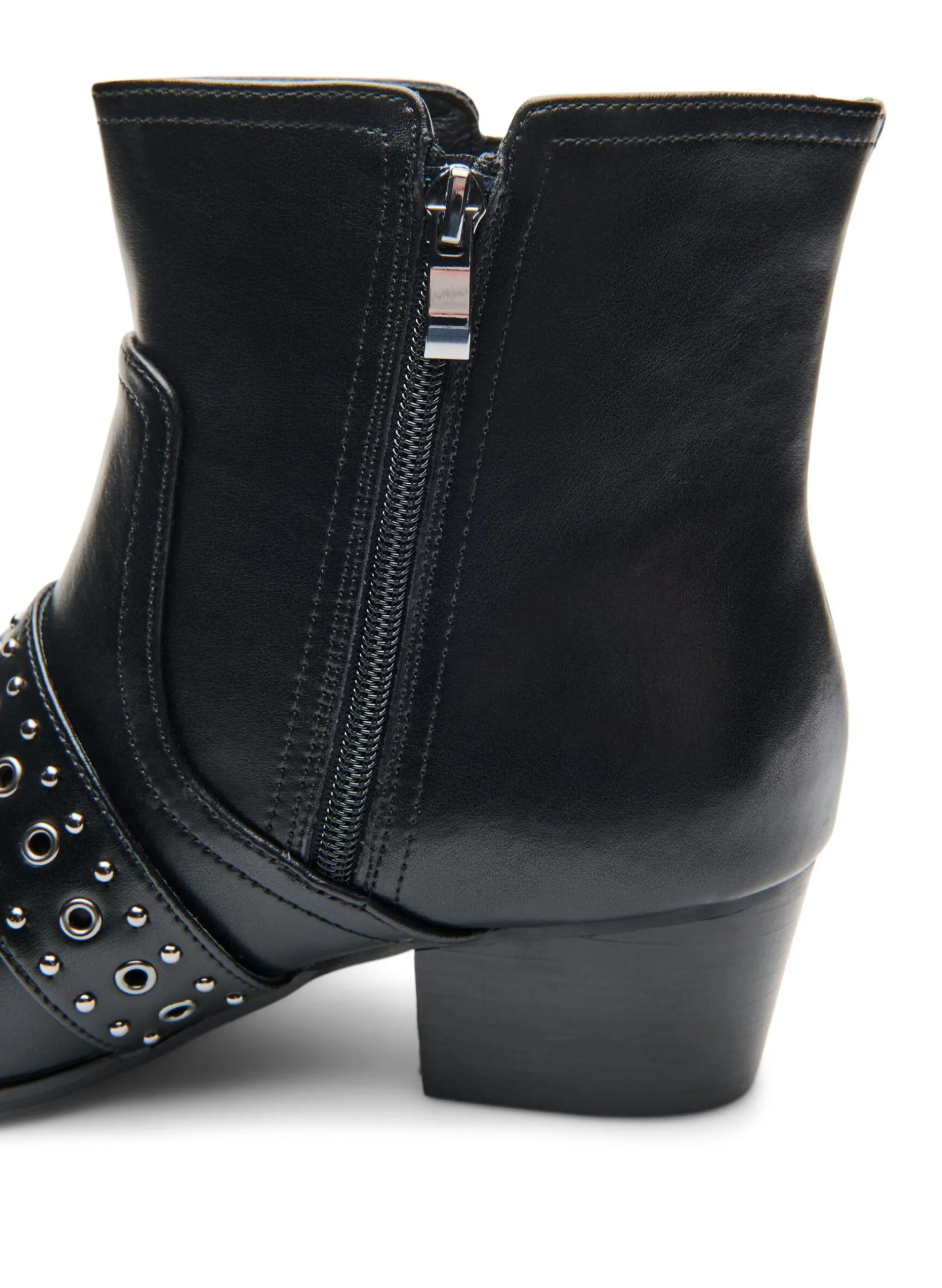 Extra Weite - Knöchelstiefel aus Leder mit Riemen und Nieten