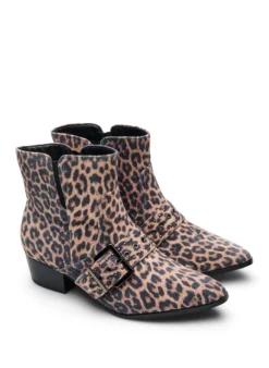 Extra Weite - Leopard-Knöchelstiefel mit Schnalle und Nieten