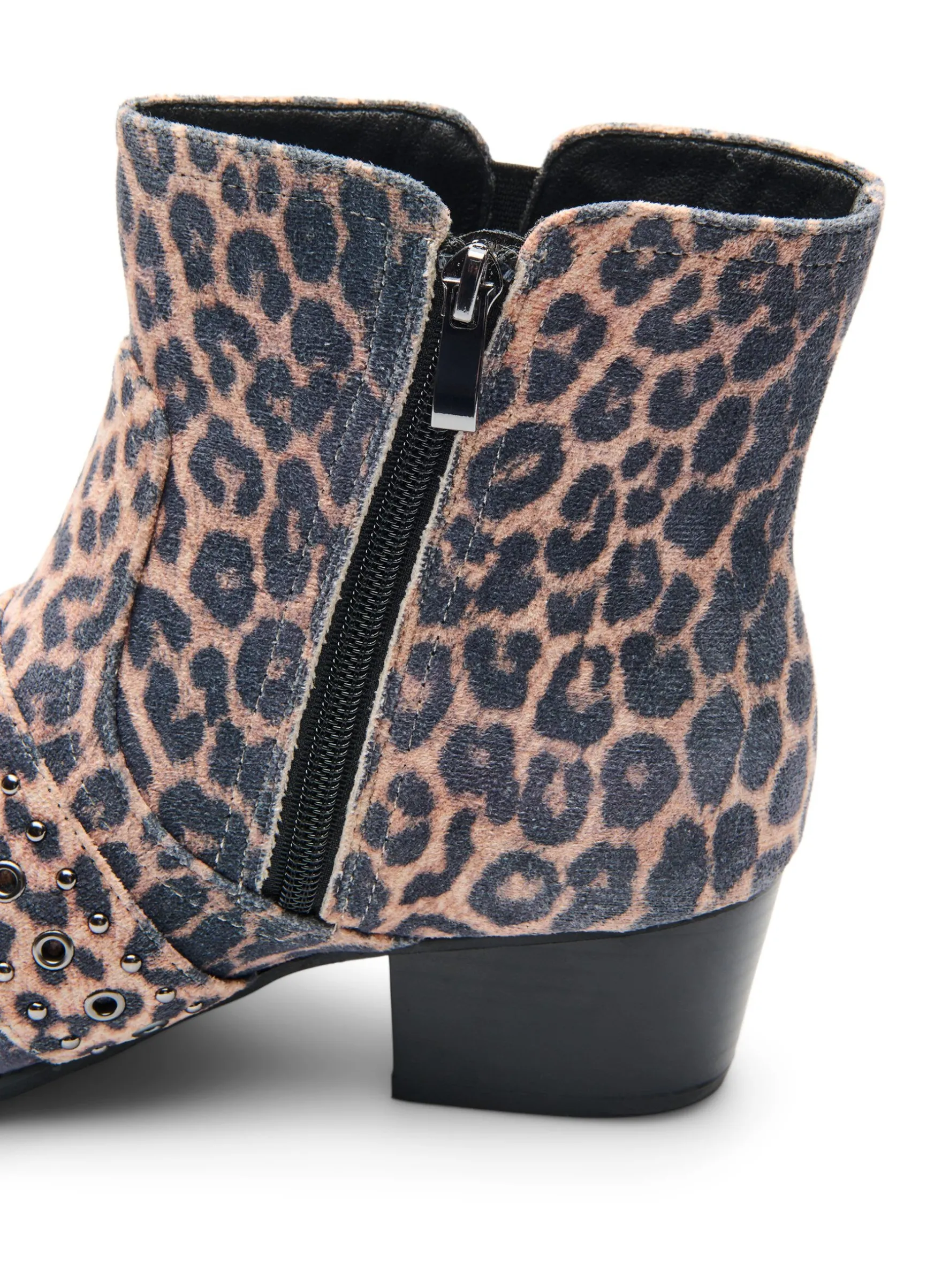Extra Weite - Leopard-Knöchelstiefel mit Schnalle und Nieten