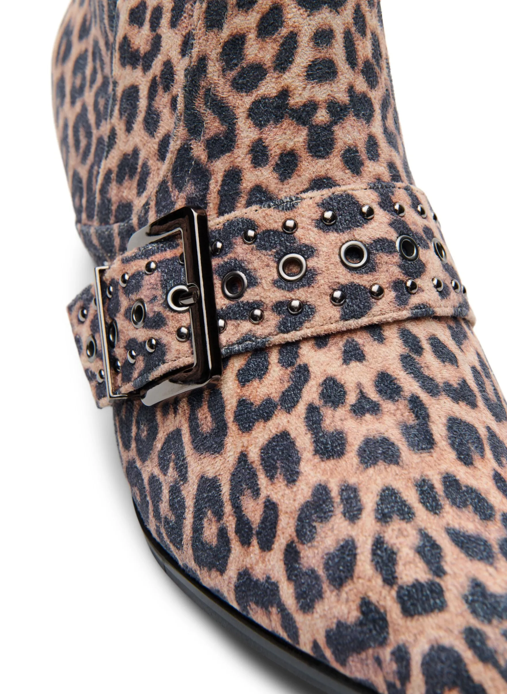 Extra Weite - Leopard-Knöchelstiefel mit Schnalle und Nieten