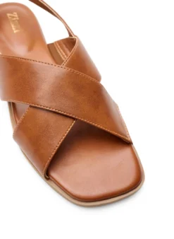 Extra Weite - Sandale aus Leder mit überkreuzten Riemen