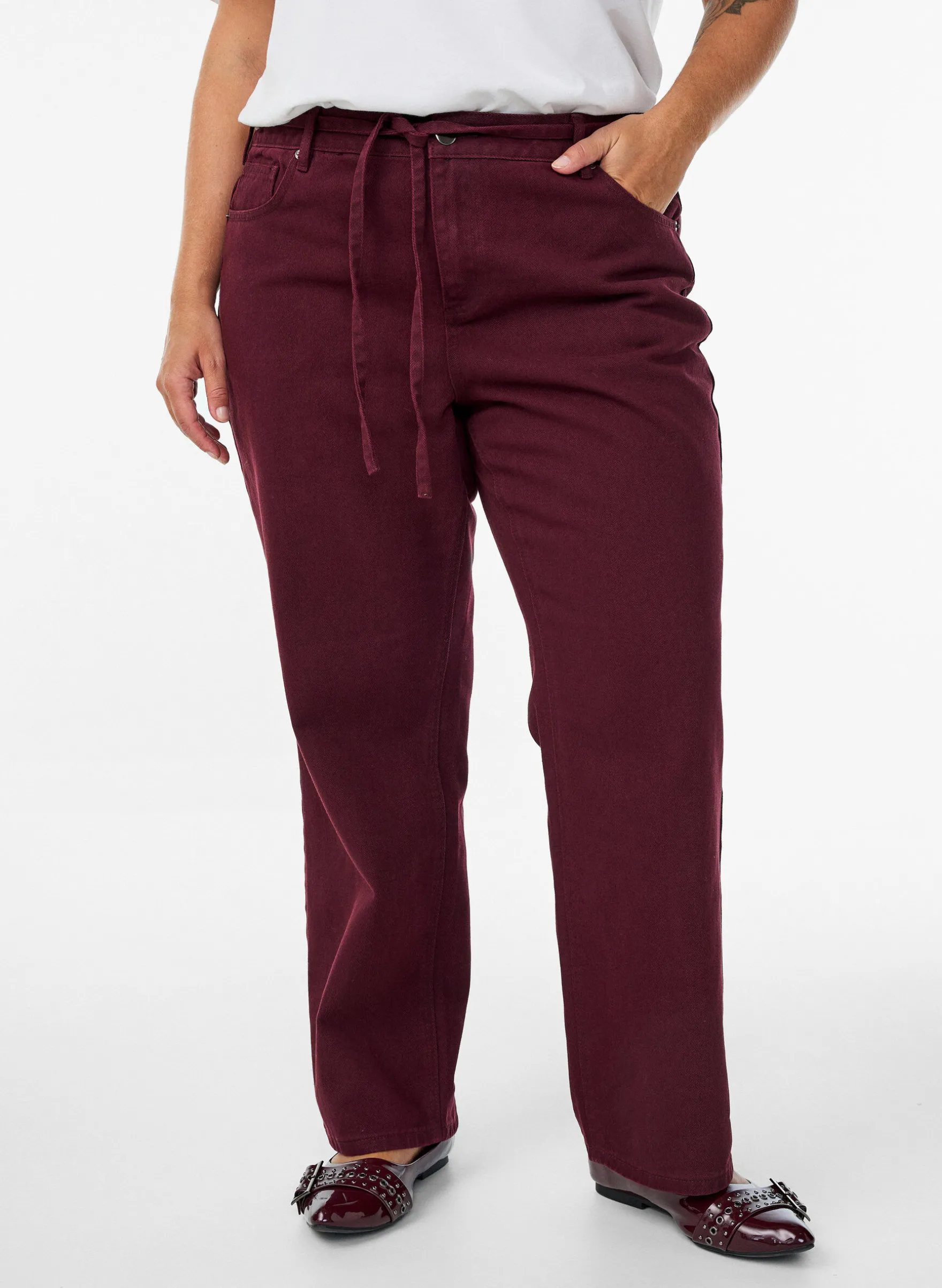 Farbige hoch taillierte Jeans mit Bindegürtel